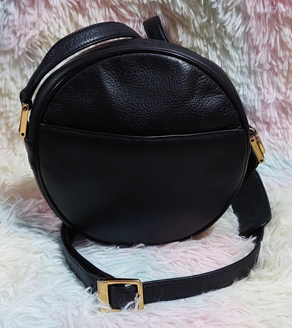 💯MCM GERMANY TAMBOURINE (Category: Luxury Bags & Wallets) located in Caloocan City. Submitted by affordabagz (Listing ID 1170554428, Image 2). Description: Very good condition Ykk zip 👍 Very nice in actual No major flaws Bawal sa maselan Rules: 🔥DO NOT MAKE AN OFFER UNLESS SURE BUYER🔥 🍀Preloved item so kindly manage your expectation. 🍀No cancellation of orders 🍀No return No exchange 🍀No meetups 🍀No LBC COP - I only ship via GogoExpress, 