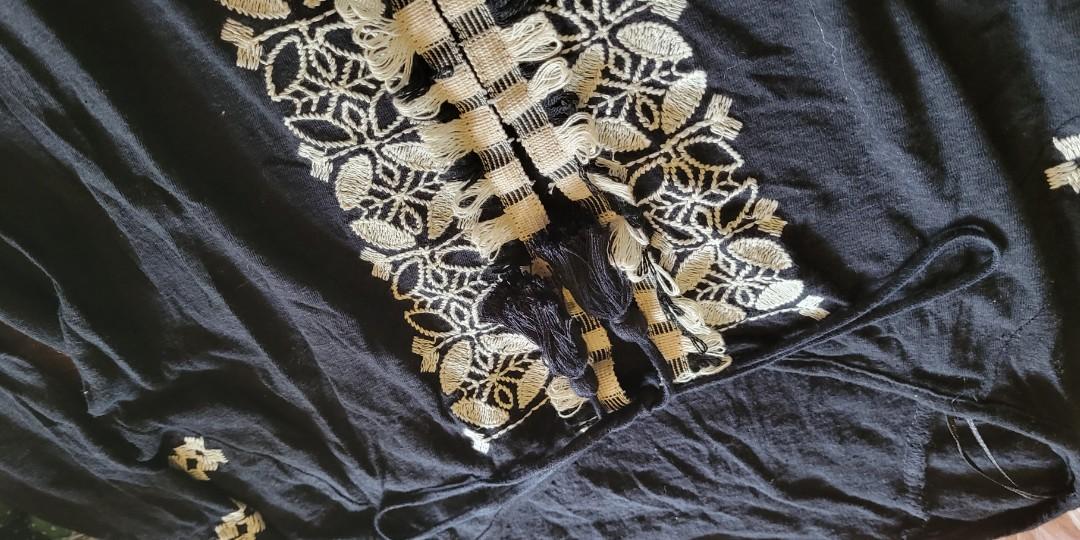 Miss Selfridge Boho Lace Top (Navy) (Category: Blouses) located in Antipolo. Submitted by issa_wardrobe (Listing ID 1170486853, Image 2). Description: Perfect for beach trips!! Payment: Gcash/Paypal/COD Rfs: Decluttering. Price is negotiable so feel free to message me :>.