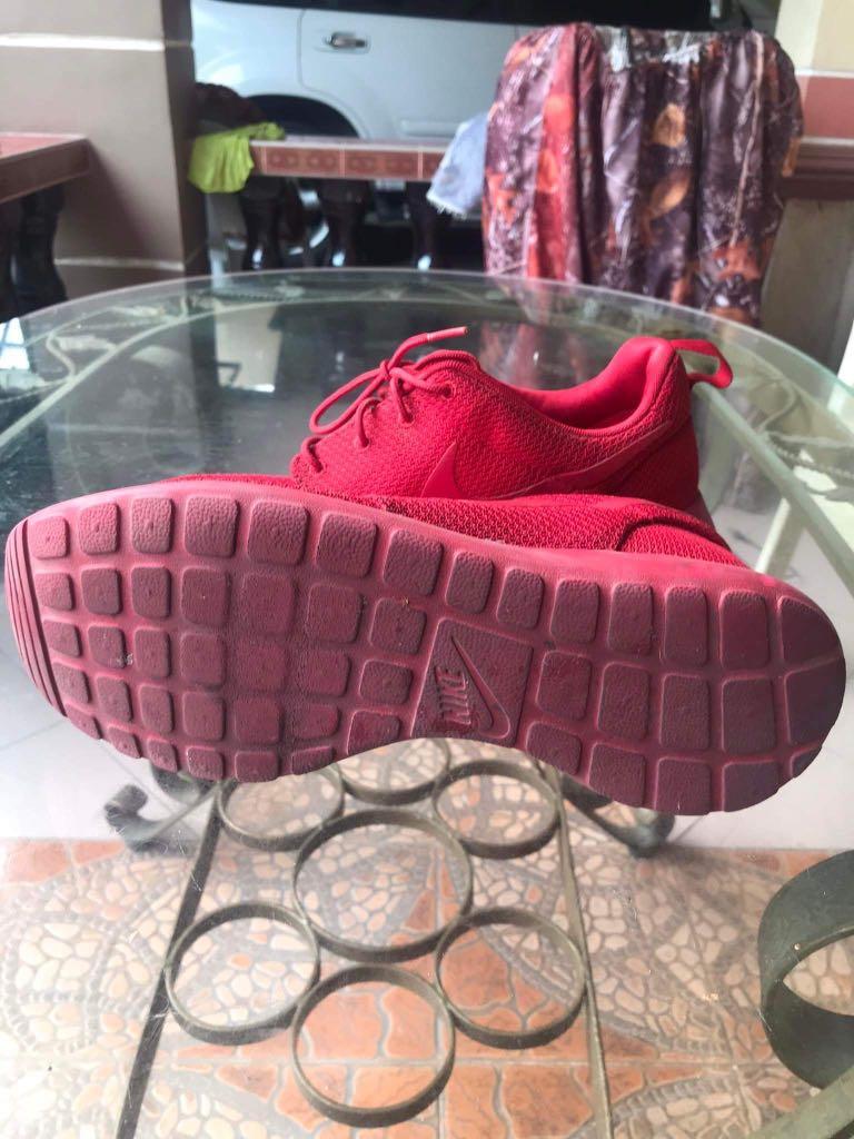 roshe run triple red