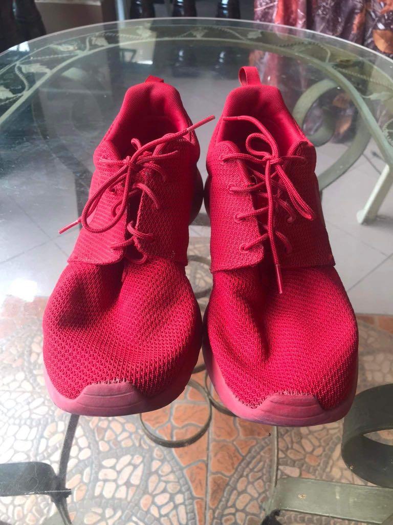 roshe run triple red