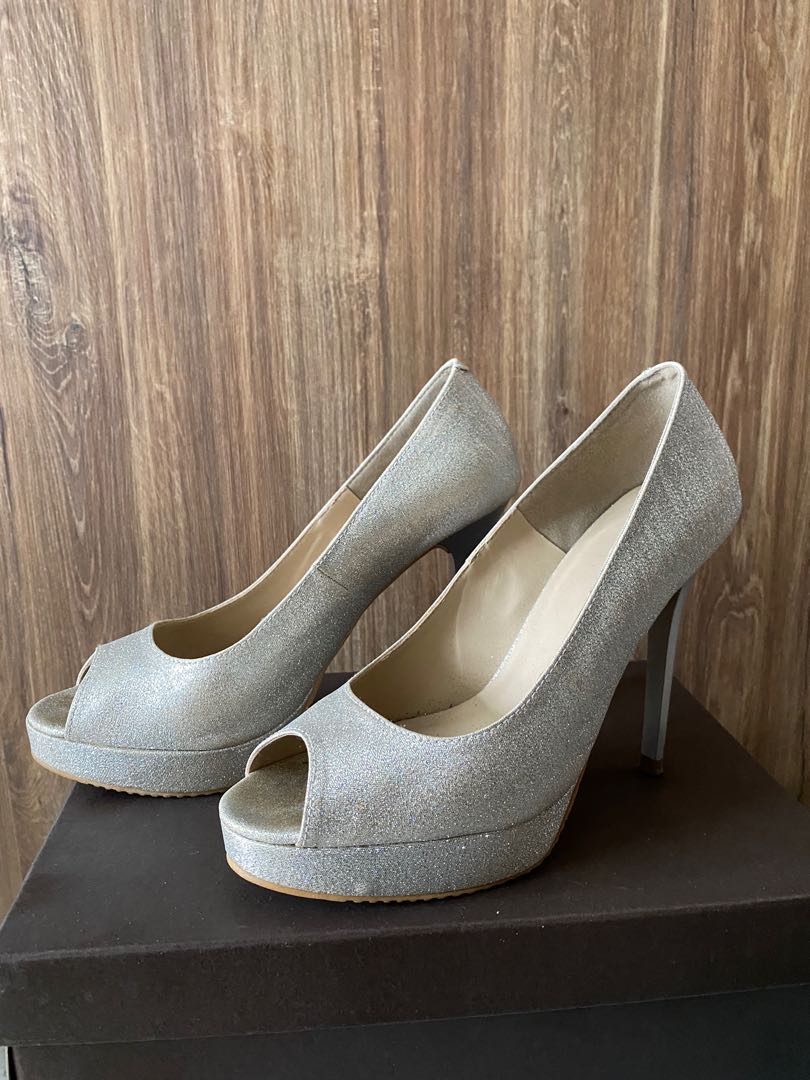 Silver open toe platform heels Women s Fashion Footwear Heels on Carousell