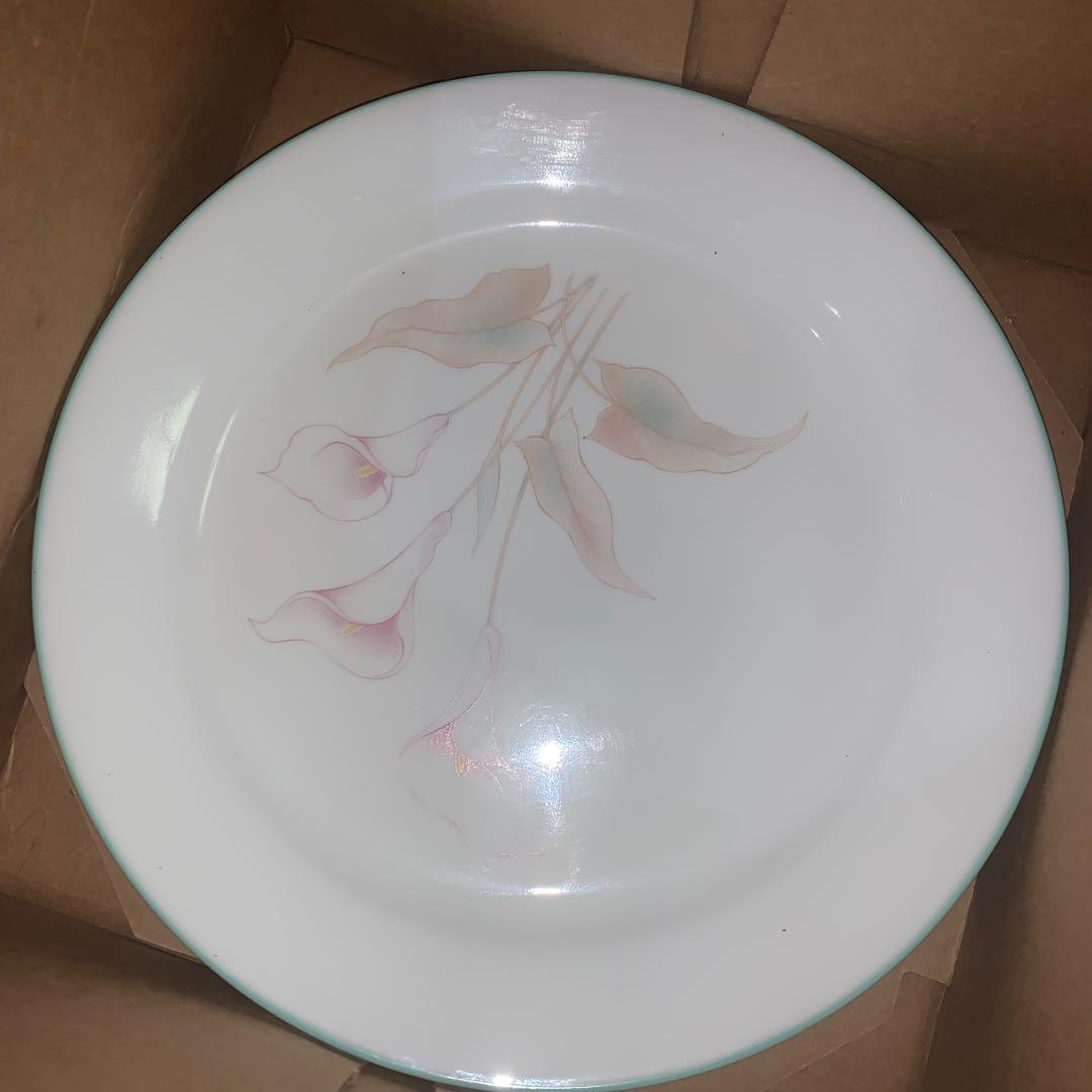 Vintage Corelle 20PC dinnerware set (Three Dreams design), Furniture