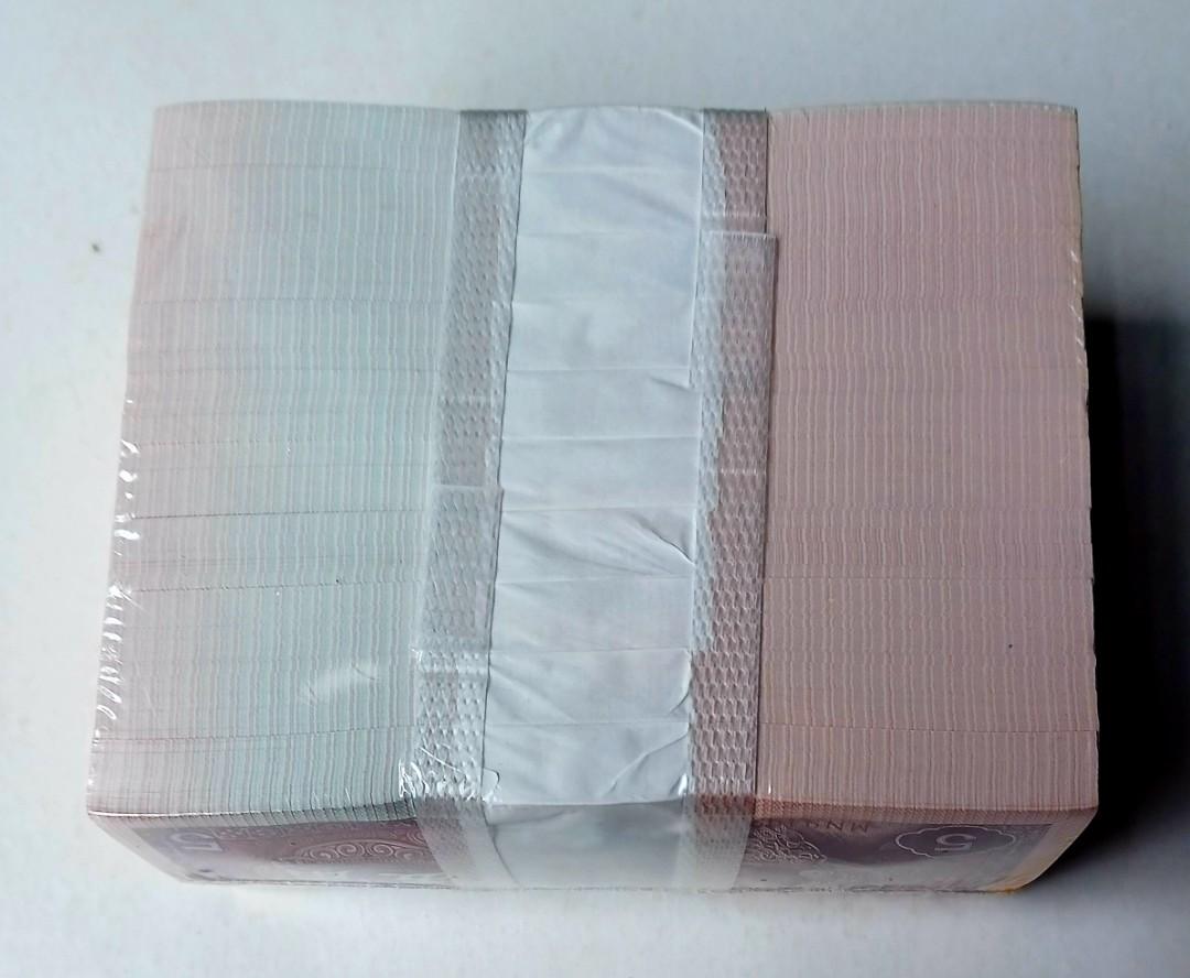 第四版人民幣5角（兩冠）原捆1000張UNC（MN94937001-8000）, 興趣及遊戲, 收藏品及紀念品, 錢幣- Carousell