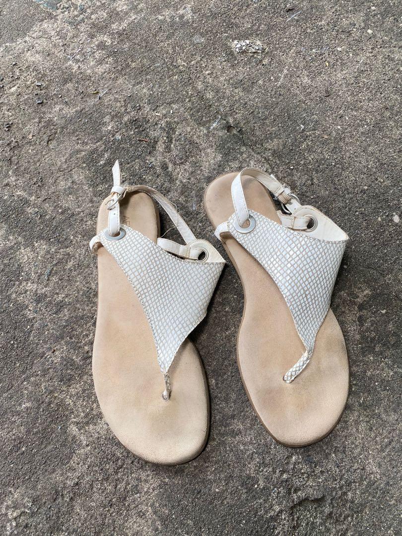 Aerosoles white sandals discount