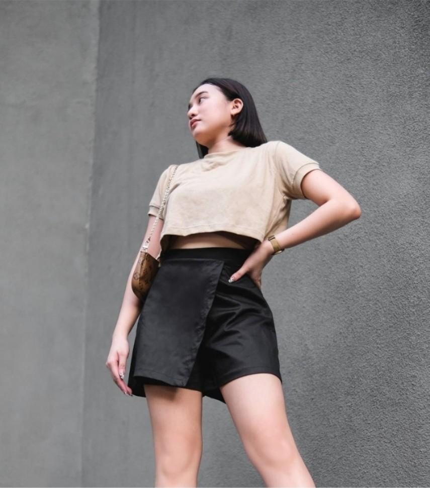 KTLYST Crop Tee in Beige (S) (Category: Shirts) located in Bulacan. Submitted by arbythings (Listing ID 1170757590, Image 1). Description: 🔺️PLEASE READ THE DESCRIPTION🔻 〰️ See description on photos * Size Small *9/10 condition (used only once) *Original price is P350 ✅ Very trendy~ ✅ NO ISSUE. Good cotton quality color varies due to lighting 💋WITH FREEBIES! (while supply last) DM FOR MORE. 💌.