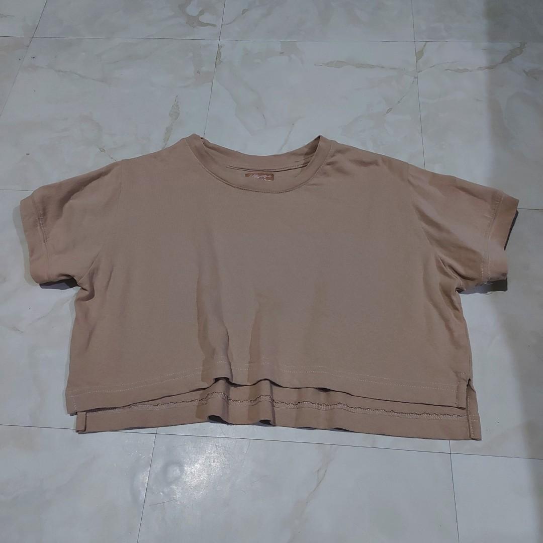 KTLYST Crop Tee in Beige (S) (Category: Shirts) located in Bulacan. Submitted by arbythings (Listing ID 1170757590, Image 3). Description: 🔺️PLEASE READ THE DESCRIPTION🔻 〰️ See description on photos * Size Small *9/10 condition (used only once) *Original price is P350 ✅ Very trendy~ ✅ NO ISSUE. Good cotton quality color varies due to lighting 💋WITH FREEBIES! (while supply last) DM FOR MORE. 💌.