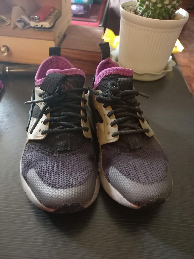 Nike huarache (Category: Babies & Kids Fashion) located in Pasig City. Submitted by cmemo (Listing ID 1170771134, Image 1). Description: outgrown needs cleaning.