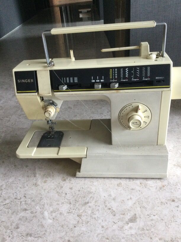Singer Sewing Machine [Model No. 6215] ***ANTIQUE***, TV & Home