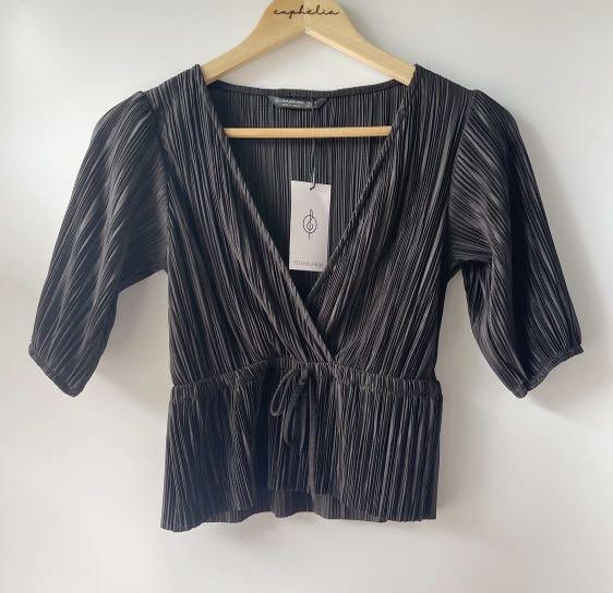 Stradivarius Pleated Short Sleeve Top Black (Category: Blouses) located in Bulacan. Submitted by sandradcs (Listing ID 1170873845, Image 1). Description: Stradivarius Php: 800 / Original price Php 1,145 Pleated Short Sleeve Top Size: Small Color: Black MOP: BPI or Gcash Last price posted Shipping fee c/o buyer via LBC or J&T Meet ups: Vertis North or TriNoma only.