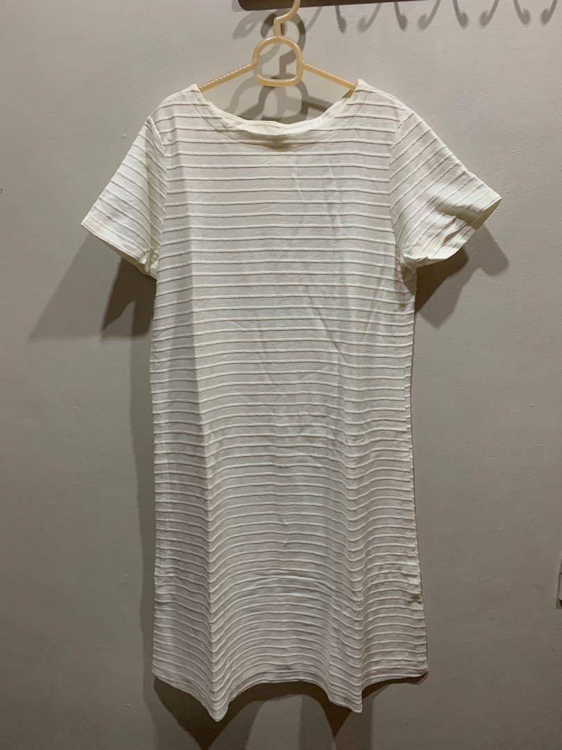 Uniqlo dress (Category: Dresses) located in Quezon City. Submitted by ukai111 (Listing ID 1170822528, Image 1). Description: Uniqlo cream knee length dress 35 inches length.