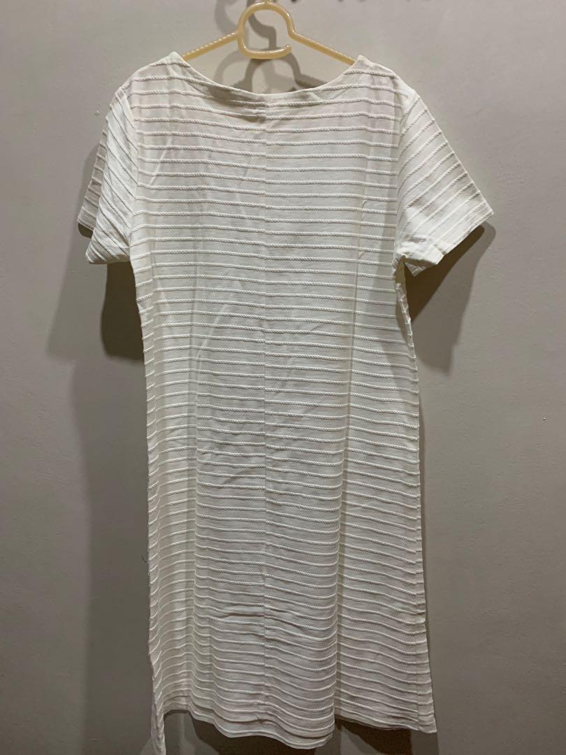 Uniqlo dress (Category: Dresses) located in Quezon City. Submitted by ukai111 (Listing ID 1170822528, Image 2). Description: Uniqlo cream knee length dress 35 inches length.