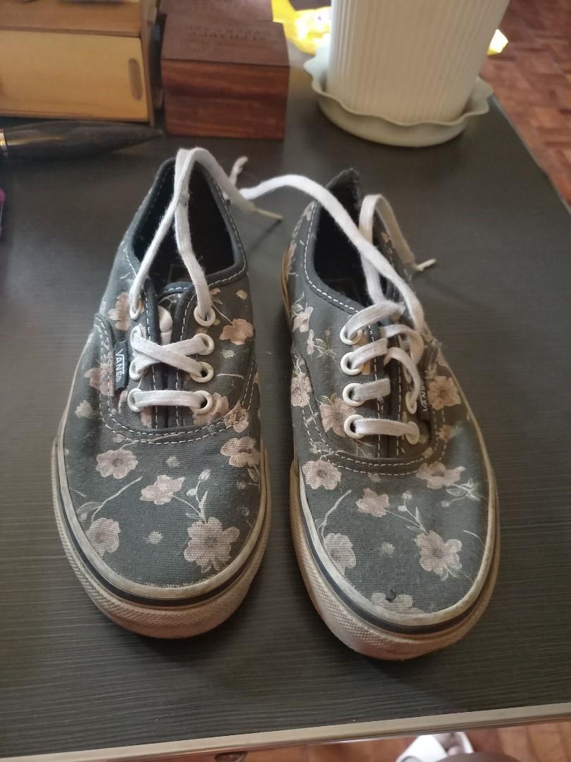 Vans floral (Category: Babies & Kids Fashion) located in Pasig City. Submitted by cmemo (Listing ID 1170770670, Image 1). Description: seldom used needs cleaning see photos.