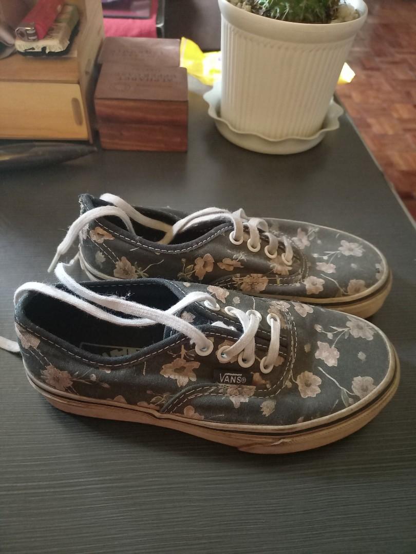 Vans floral (Category: Babies & Kids Fashion) located in Pasig City. Submitted by cmemo (Listing ID 1170770670, Image 2). Description: seldom used needs cleaning see photos.