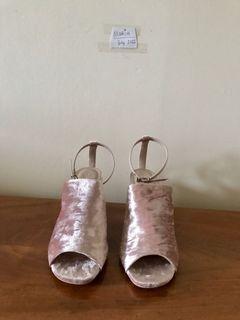 Velvet dusty pink heel
