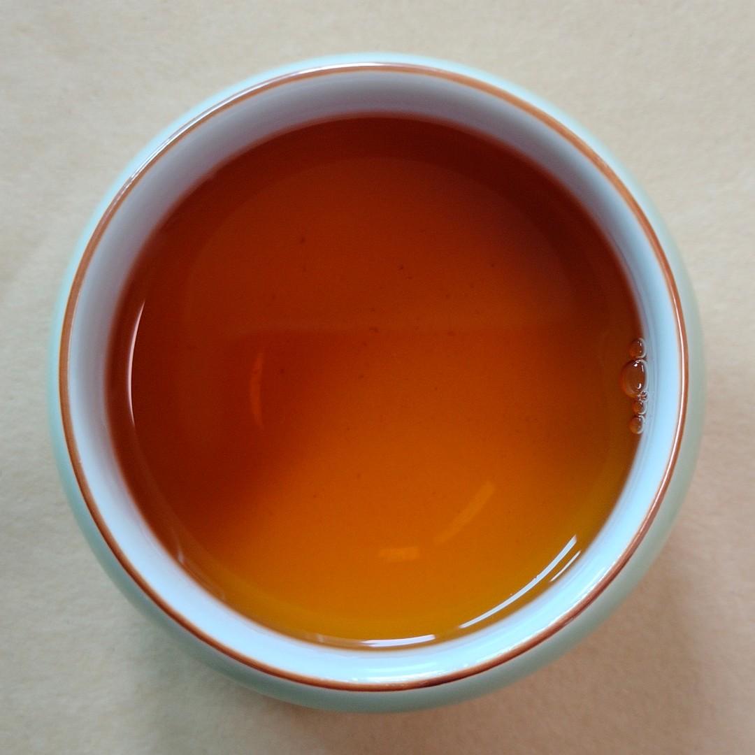 2022年 藏劍山莊 鶴頂紅 滇紅茶 冰島 400年古樹晒紅 357g/茶餅 $1.29/g 雲南鳳慶茶 功夫茶 古樹茶 老樹茶 茶磚 沱茶 雲南七子餅茶葉 Tea （分類：飲料）位於 Hong Kong。 由 NoTaBoo 提交（商品編號 1170970169，圖片 3）。簡介： 一講起紅茶，多數香港人都只會想起港式奶茶、錫蘭紅茶，那些又苦又澀要加糖加奶才好飲的茶。相信好多人都未試過真正的紅茶，為什麼說真正，因為紅茶是中國發明，只是傳到印度、斯里蘭卡所種的紅茶滋味上有了很大的變化。 比較出名的中國紅茶有滇紅茶、正山小種、祁門紅茶、金駿眉為中國四大紅茶，其中只有滇紅茶用了大葉種茶葉，所以比其他紅茶耐泡，而好喝的紅茶是不苦不澀的。 這款紅茶是滇紅茶，不只用了雲南大葉種茶樹原料，更用上400年冰島古樹茶菁。冰島茶出名甜，非常配合紅茶的蜜香味，令到後期轉化可以更上一層樓。而且這茶最後乾燥用了晒菁方法，因為沒有經過烘焙，香氣沒有普通滇紅茶那麼“嗆”，但由第一泡到尾，滋味一直保持一致。普通滇紅茶