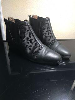 Black boots with suede design for women
