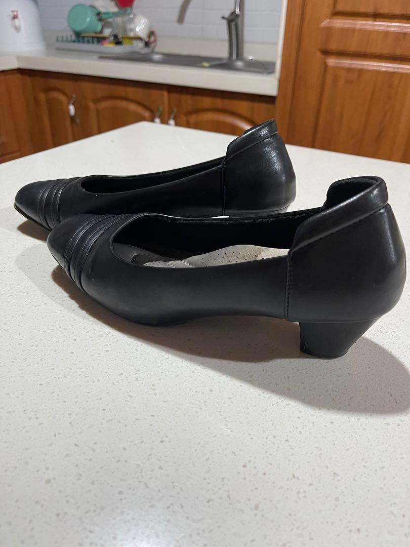 Black heels (Category: Heels) located in Cavite. Submitted by anthonetteeee (Listing ID 1170957914, Image 2). Description: Well used no chipped off paint good to use size 39.