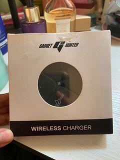 Gadget Hunter wireless charger and selfie stick tripod