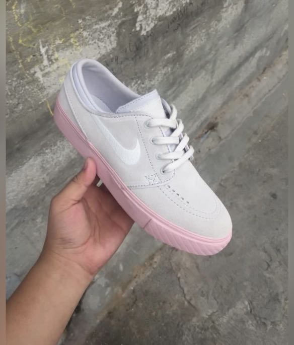 Nike Janoski stores bubble gum pink