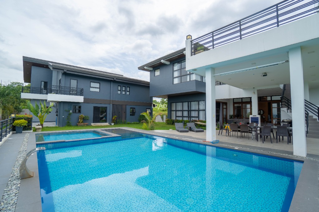 Park ridge Estate Valley Golf 5 bedrooms Modern house with pool for