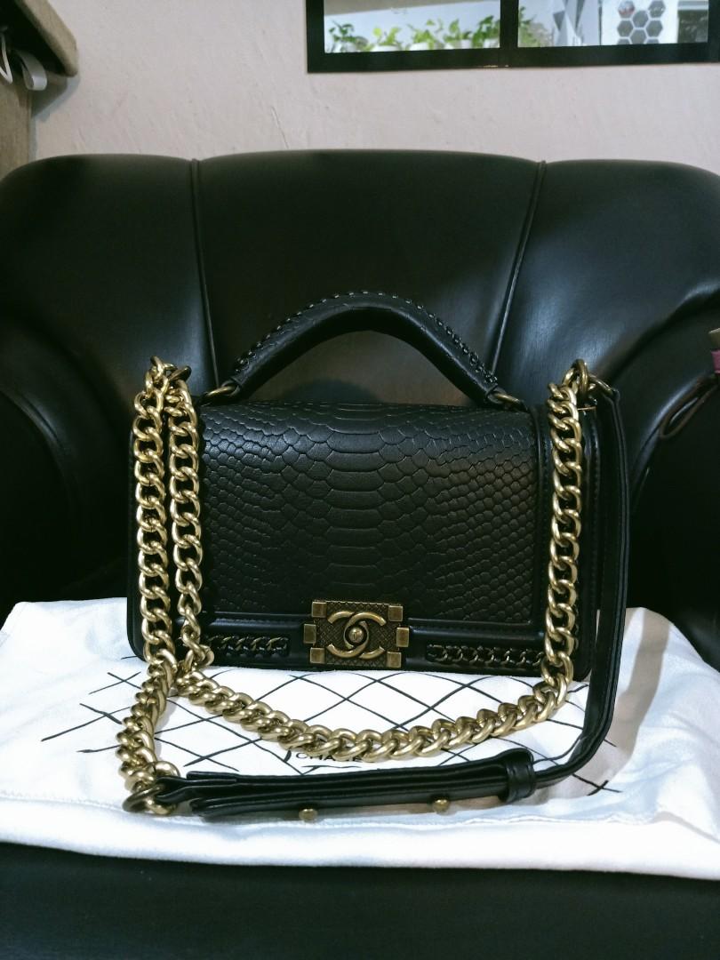 Preloved chanel leboy with top handle (Category: Luxury Bags & Wallets) located in Cebu City. Submitted by day.98 (Listing ID 1170991059, Image 1). Description: 🇯🇵from japan surplus 🇯🇵crocodile skin leather 🇯🇵genuine leather 🇯🇵no flaws 🇯🇵with holo sticker.