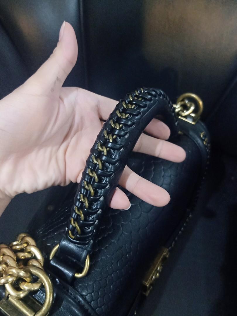Preloved chanel leboy with top handle (Category: Luxury Bags & Wallets) located in Cebu City. Submitted by day.98 (Listing ID 1170991059, Image 3). Description: 🇯🇵from japan surplus 🇯🇵crocodile skin leather 🇯🇵genuine leather 🇯🇵no flaws 🇯🇵with holo sticker.