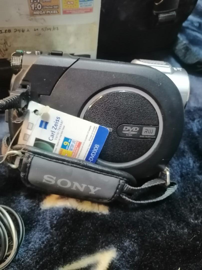 Sony handycam (Category: Video Cameras) located in General Mariano Alvarez. Submitted by ma.miafajardo1219 (Listing ID 1170969292, Image 2). Description: Sale!sony handy cam DCR/DVD MEMORY CARD👍4000php✔️ 25 megapixel optical zoom Complete accesories Issue-foggy sa lcd but no effect sa pag kuha ng photos or video And need naka charge Mahaba naman ang cord Selling this as is🙏#respectpost.