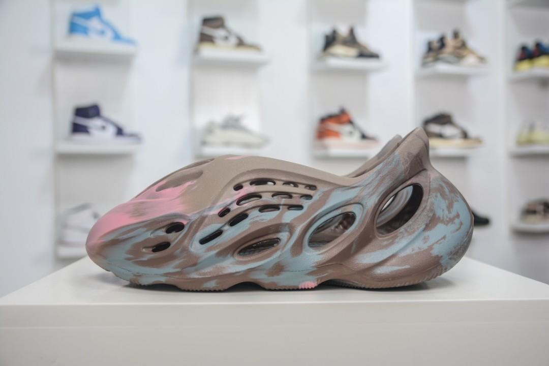 Adidas Yeezy Foam Runner MX Sand Grey (2021) GY3969, Men's Fashion,  Footwear, Sneakers on Carousell