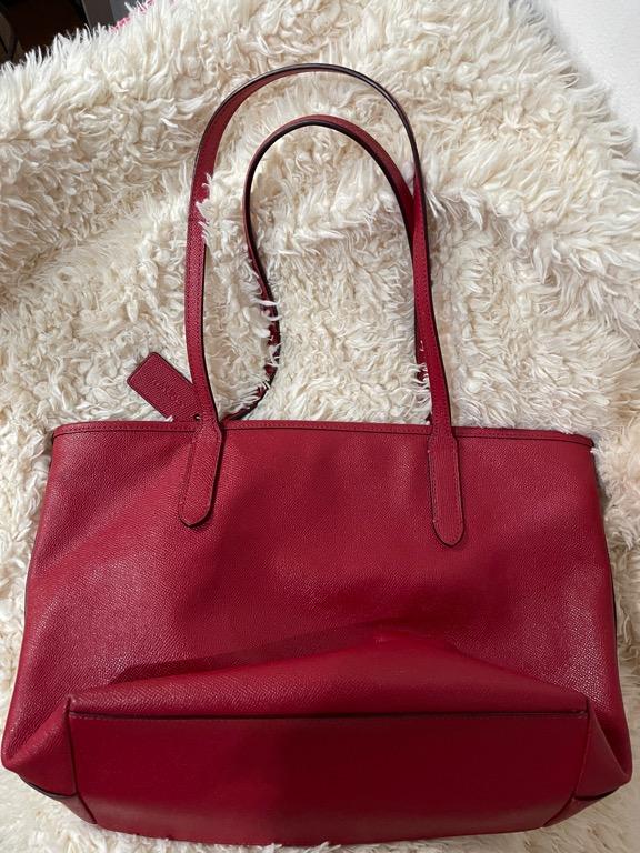 Coach Bag Original (Category: Luxury Bags & Wallets) located in Las Pinas. Submitted by johnolivia (Listing ID 1171150300, Image 2). Description: Preloved Declutterring.