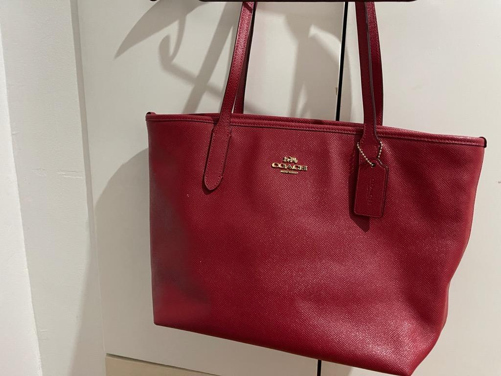 Coach Bag Original (Category: Luxury Bags & Wallets) located in Las Pinas. Submitted by johnolivia (Listing ID 1171150300, Image 1). Description: Preloved Declutterring.