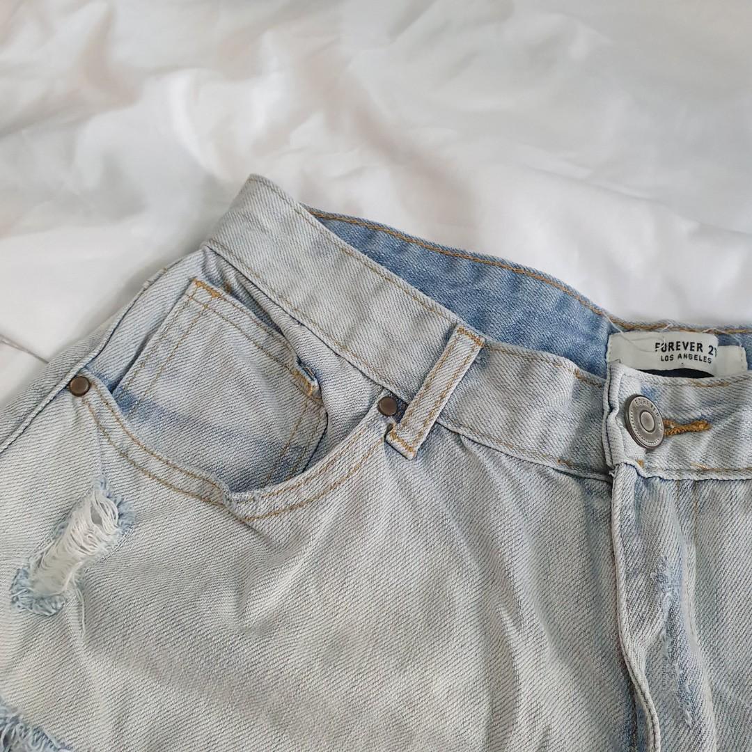 Forever 21 Ripped Beach Maong Shorts (Category: Shorts) located in Pasig City. Submitted by mariaspreloved (Listing ID 1171120802, Image 3). Description: super chic good condition waist 25.