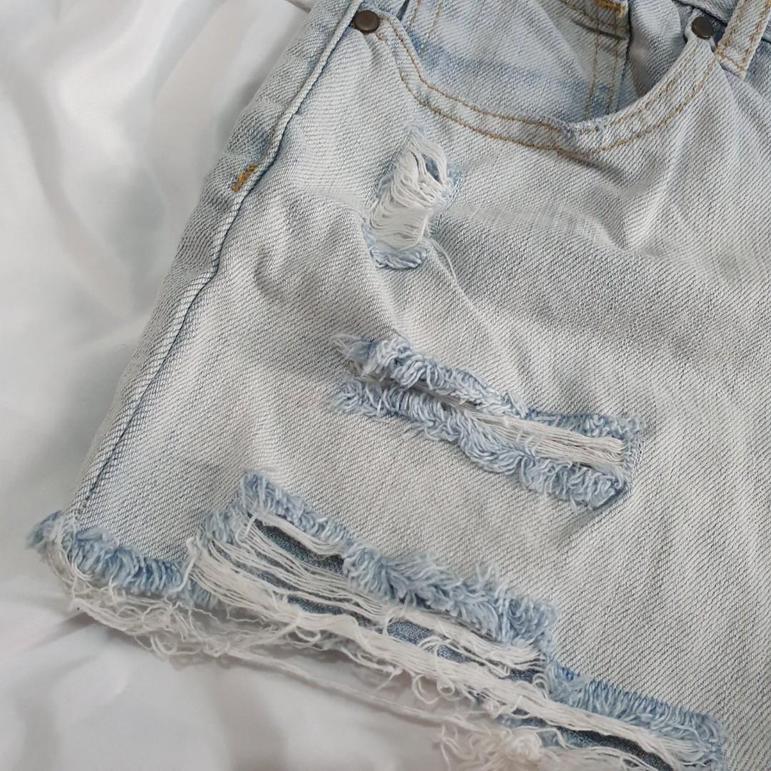 Forever 21 Ripped Beach Maong Shorts (Category: Shorts) located in Pasig City. Submitted by mariaspreloved (Listing ID 1171120802, Image 2). Description: super chic good condition waist 25.