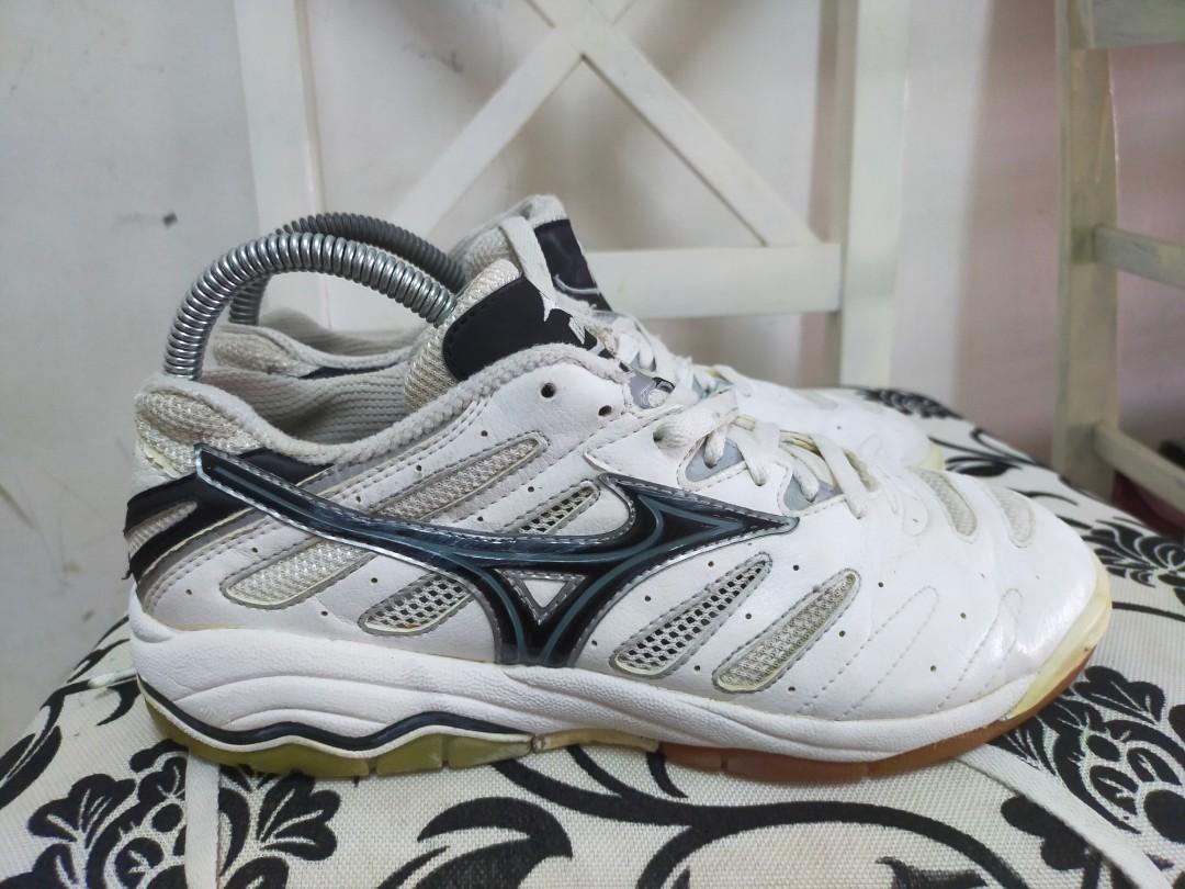 kasut badminton mizuno