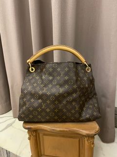 (Category: ) located in . Submitted by soleilshopee (Listing ID 1171223305, Image 1). Description: .