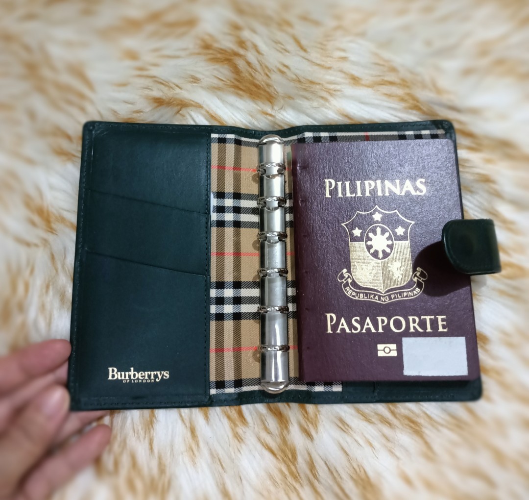 Burberry shop passport wallet