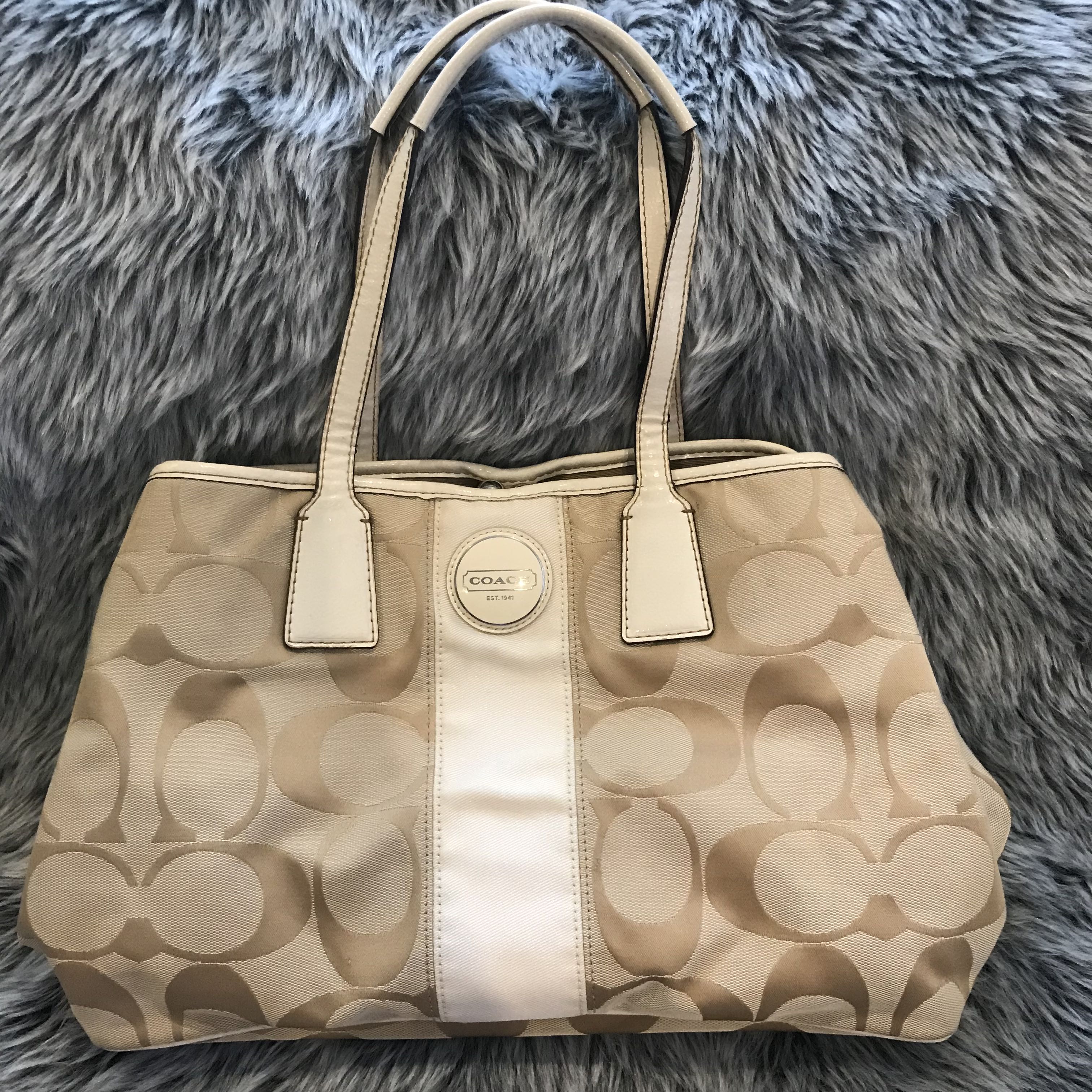 Coach Kiss-lock bag, Luxury, Bags & Wallets on Carousell