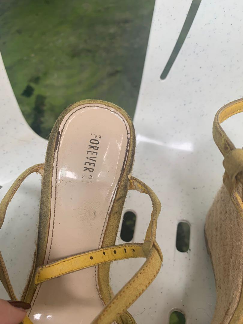 Forever21 wedge (Category: Wedges) located in Manila. Submitted by khring (Listing ID 1171433376, Image 2). Description: Madumi lang sa picture Mas okey kung ipapalinis Pero sa quality maayos na maayos pa. 4x na nagamit.