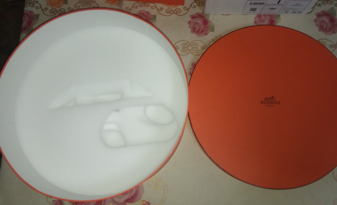 Hermes round box, Luxury, Accessories on Carousell