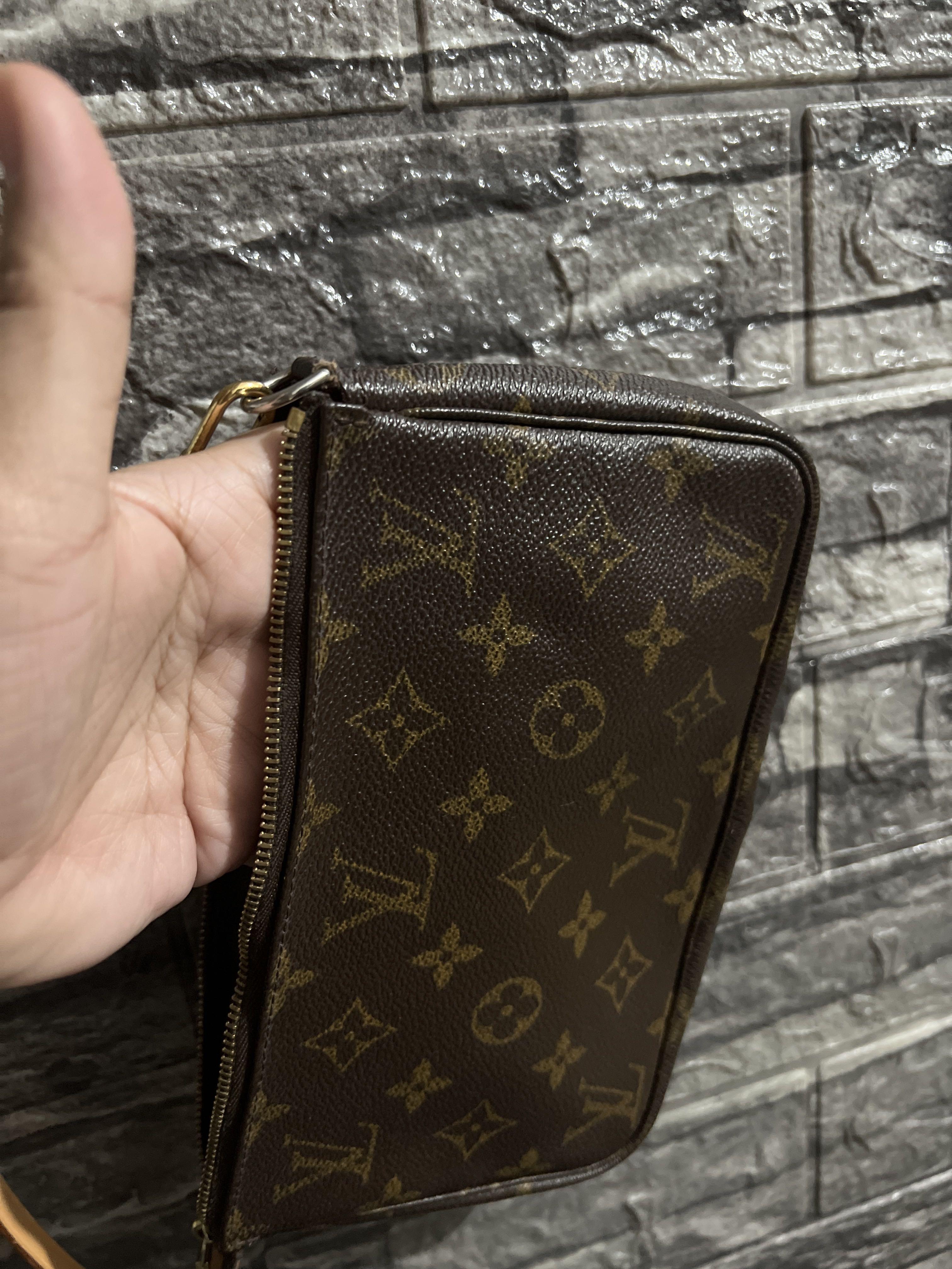 LV Louis Vuitton Pochette Accessories Original (Category: Luxury Bags & Wallets) located in Paranaque City. Submitted by sillybella (Listing ID 1171368641, Image 2). Description: 100% legit I don’t use or sell fake stuff Check reviews when in doubt BRAND : LOUIS VUITTON POCHETTE Serial No. : VI0091 Manufactured in France, September 2001 Color : Monogram Material : Monogram Canvas Size(cm) : W21cm x H13cm x D3cm(Approx) Size(inch) : W8.3 x H5.1 x 