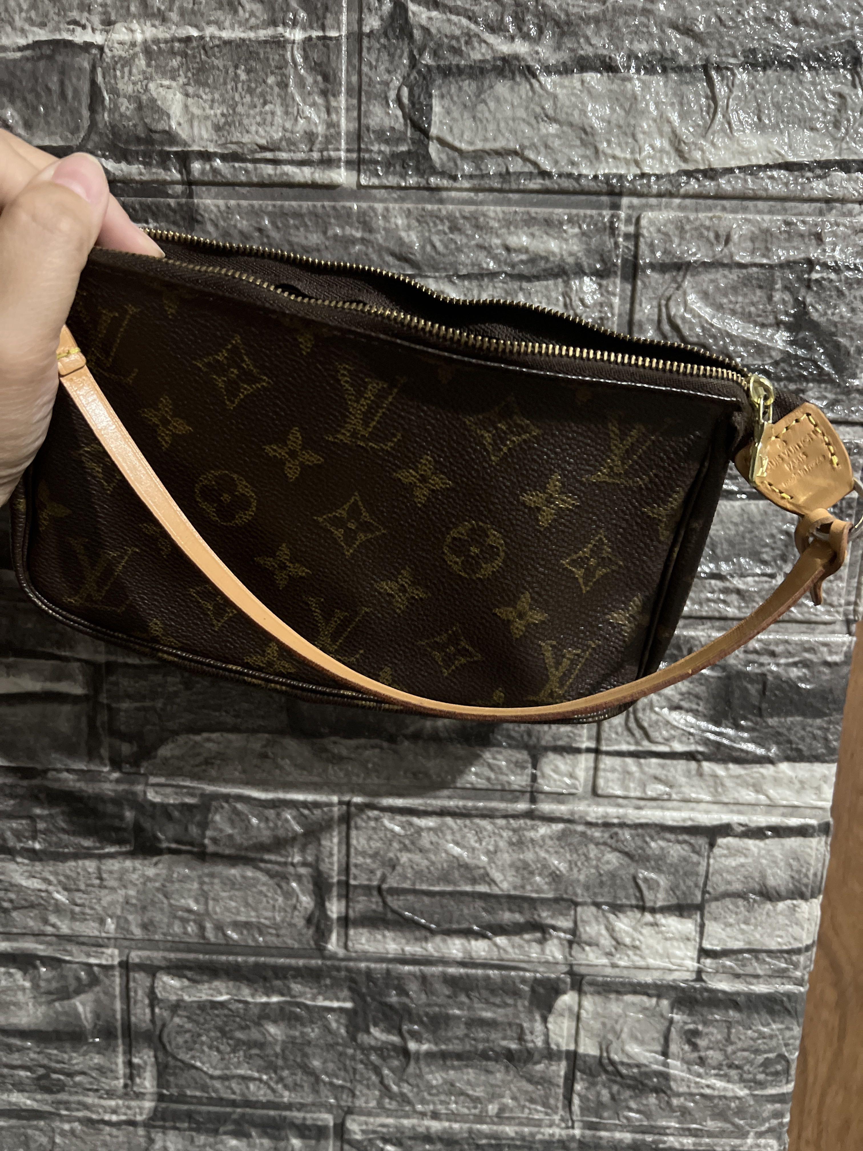 LV Louis Vuitton Pochette Accessories Original (Category: Luxury Bags & Wallets) located in Paranaque City. Submitted by sillybella (Listing ID 1171368641, Image 3). Description: 100% legit I don’t use or sell fake stuff Check reviews when in doubt BRAND : LOUIS VUITTON POCHETTE Serial No. : VI0091 Manufactured in France, September 2001 Color : Monogram Material : Monogram Canvas Size(cm) : W21cm x H13cm x D3cm(Approx) Size(inch) : W8.3 x H5.1 x 