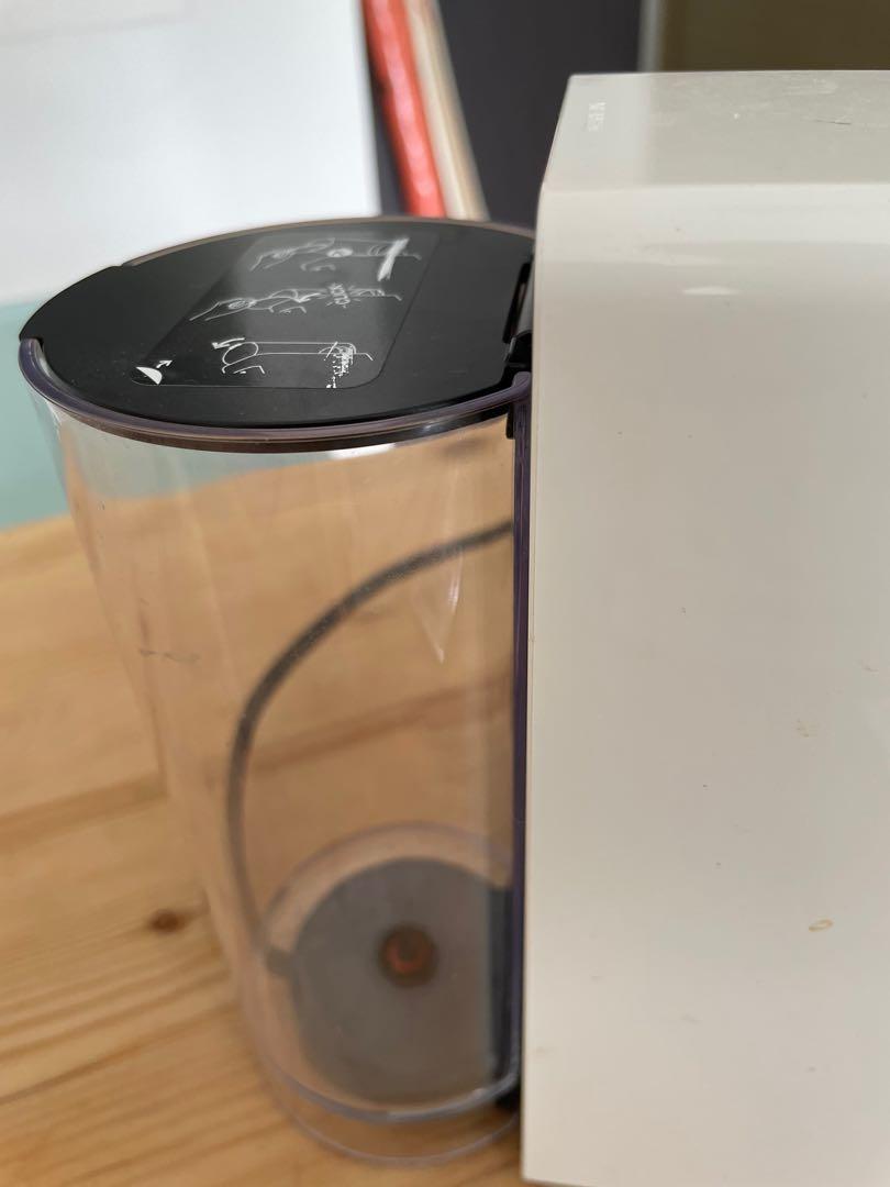 Nespresso essenza mini with a descaling kit, TV & Home Appliances