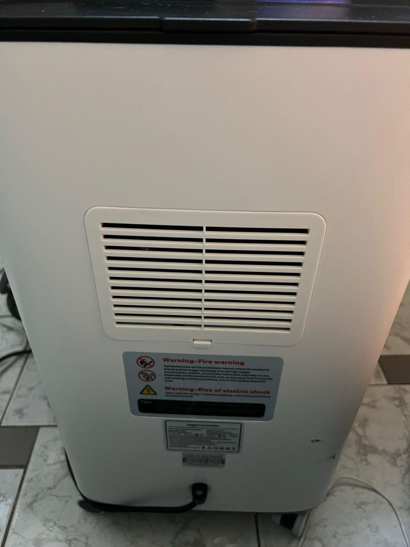 Owgels Oxygen Concentrator (Category: Medical Supplies & Tools) located in Paranaque City. Submitted by chinitamaria (Listing ID 1171325744, Image 2). Description: - Used for a week lang (halos bagong bago pa) - no longer needed - got this feb 2022 / used for a week - loc: betterliving,paranaque city - mop: gcash - with box .