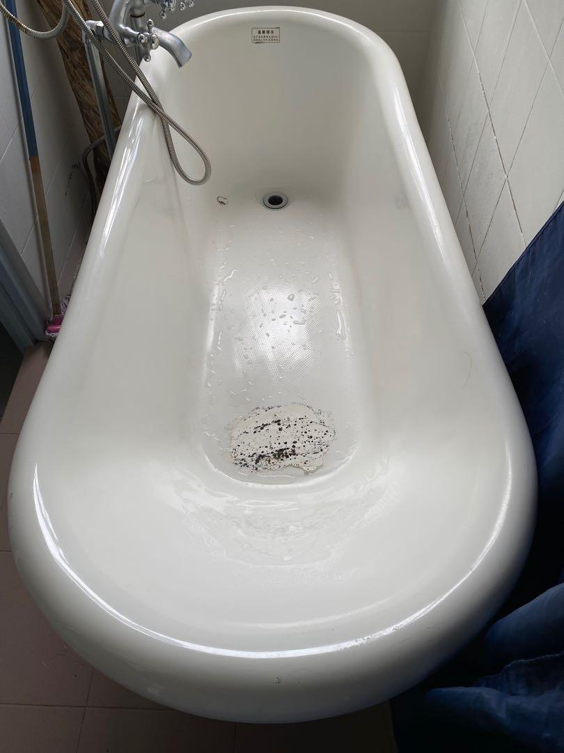To dispose Bath tub with legs, Furniture & Home Living, Bathroom