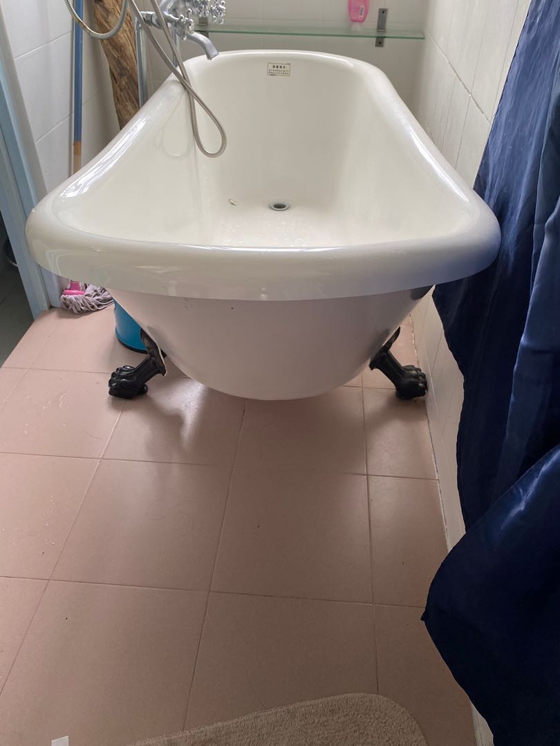 To dispose Bath tub with legs, Furniture & Home Living, Bathroom