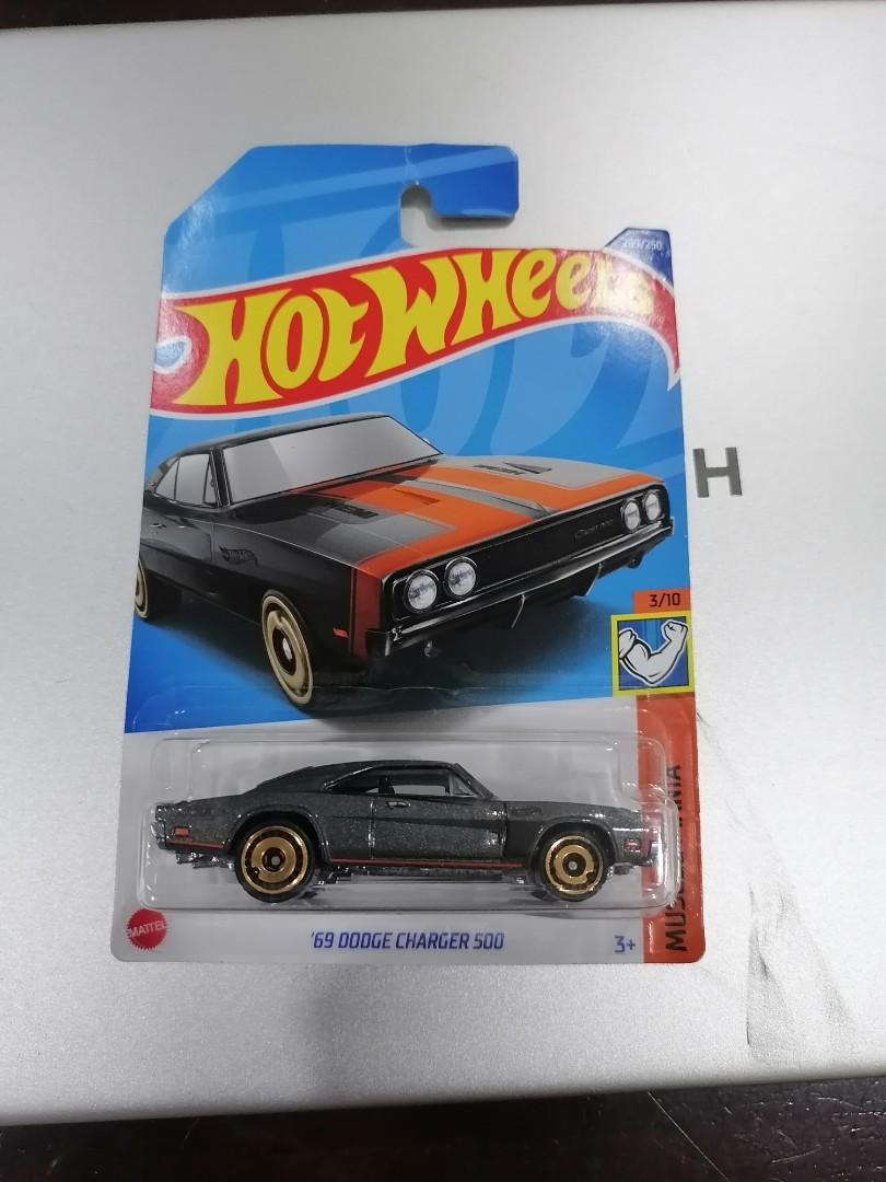 Muscle Mania 3 of 4 Hot Wheels 2008 1/64 scale diecast car no 69 Dodge Charger Team 135 