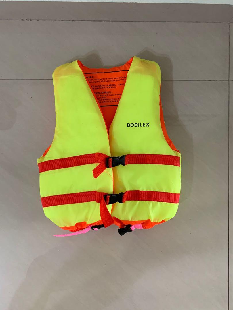 Kids life jacket 2 to 6 year old, Sports Equipment, Other Sports