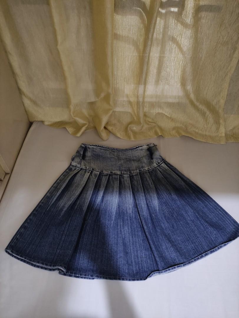 Maong midi pleated skirt (Category: Skirts) located in San Pedro. Submitted by recitea (Listing ID 1171508025, Image 1). Description: I am selling my preloved maong pleated skirt. Used but not abused. Waistline: 27 inches Length: 20 inches RFS: Decluttering.