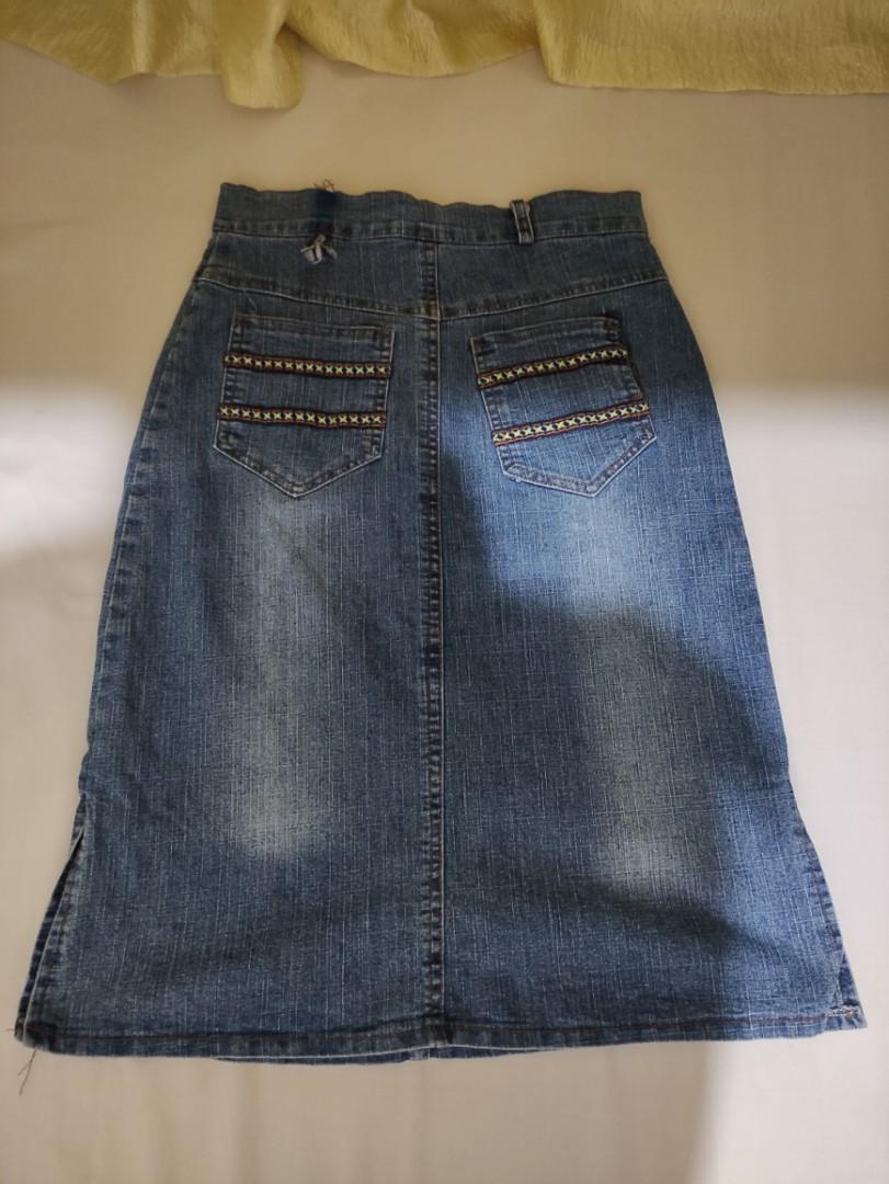 Maong Semifit A-Line skirt (Category: Skirts) located in San Pedro. Submitted by recitea (Listing ID 1171509818, Image 2). Description: I am selling my preloved maong skirt. Used but not abused. This skirt is semi-stretch and soft maong. Waistline: 24 inches Length: 22 inches Issue: tastas ang isang sinturera sa likod RFS: Decluttering.