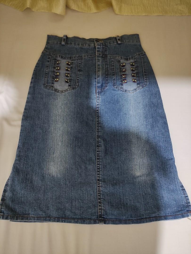 Maong Semifit A-Line skirt (Category: Skirts) located in San Pedro. Submitted by recitea (Listing ID 1171509818, Image 1). Description: I am selling my preloved maong skirt. Used but not abused. This skirt is semi-stretch and soft maong. Waistline: 24 inches Length: 22 inches Issue: tastas ang isang sinturera sa likod RFS: Decluttering.