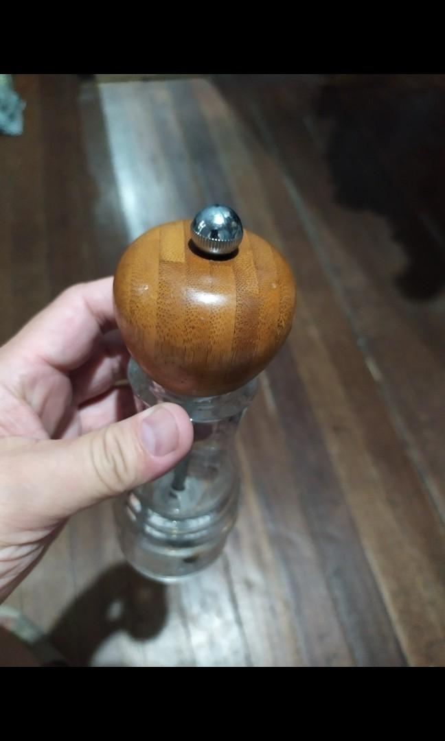 Salt and pepper grinder (Category: Other Kitchenware & Tableware) located in Quezon City. Submitted by toys_r_here (Listing ID 1171477587, Image 3). Description: my kontingdumi For sale As is po Pa check nlng ng condition sa pics What you see is what you get PM ME FOR MORE QUESTIONS First to pay gets the item ship pwed din Qc area near quezon ave. Payment pwede bdo bpi gcash.